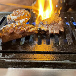 お肉一枚売りの焼肉店 焼肉とどろき - 外側をじっくり焼いて中までじわっと火を通す