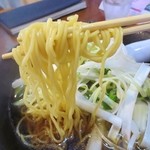 らあめん厨房 どる屋 - 麺は中太ちぢれ麺