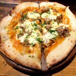 西千葉イタリアンカフェ DEAR FROM - 自家製サルシッチャとインゲンのトマトクリームソースピザ！