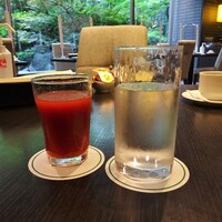 オールデイダイニング リモネ(リーガロイヤルホテル大阪) - 朝食：トマトジュース、水