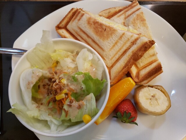 三日月とcafe ミカヅキトカフェ 松山 カフェ 食べログ