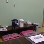 金浦温泉 学校の栖 - 中広間 水やお茶はセルフで