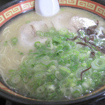 ラーメン ももち家 - ラーメン単品は470円です。
      量もしっかりあるワンコイン未満の豚骨ラーメンです。
      