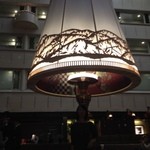 メインダイニング　カサネ - ロビーにはギネスもののビッグランプ