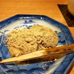 日本料理FUJI - 強火で力強く練られていく本蕨粉を眺め、その後出来立てのものを頂きました。何とも言えない滑らかさ。自家製黄粉の塩加減も良く最高すぎました。