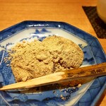 日本料理FUJI - 強火で力強く練られていく本蕨粉を眺め、その後出来立てのものを頂きました。何とも言えない滑らかさ。自家製黄粉の塩加減も良く最高すぎました。