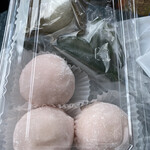 菓子五 - いちご大福3ケ、
いばら餅、麩饅頭（冷凍）
（出先で断面萌え〜が出来なくて残念）