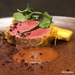 カーサ・デル・チーボ - 仔羊ﾛｰｽのｲﾝｸﾛｽﾀ 黒ｵﾘｰﾌﾞのｿｰｽとﾊﾟｳﾀﾞｰ