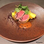 カーサ・デル・チーボ - 仔羊ﾛｰｽのｲﾝｸﾛｽﾀ 黒ｵﾘｰﾌﾞのｿｰｽとﾊﾟｳﾀﾞｰ