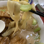 百鶴楼 - 豚肉刀削麺　太麺です