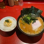 ラーメン 厚木家 - 来たよ♪ ラーメンと卵まぶし♪