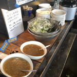 生姜料理 しょうが - セルフサービスのサラダコーナー。2種類の生姜ドレッシングが置かれています。