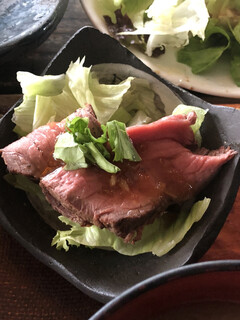 Shougaryourishouga - 日替りランチのお惣菜② 自家製ローストビーフの生姜オニオンソース
