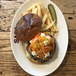 GRILL BURGER CLUB SASA - 【6月Monthly Burger】”１日限定１０食”  『オレンジ香るクリームチーズ入りキャロットラペバーガー¥1150』 ※平日ランチは、ソフトドリンク付