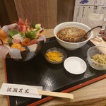 波瀾万丈 - こぼれ海鮮丼 1,200円、酢飯、ご飯大盛、ミニそば220円(税込)