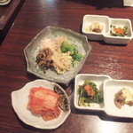 米沢牛焼肉 仔虎 - ナムル盛合わせ、キムチ