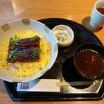 和食 酒 えん - うなぎ（赤出汁・漬物付）　780円　→　インスタグラムフォローで10％OFF　702円
ご飯・赤出汁お替り自由