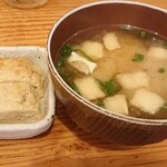 初恋屋 - 小鉢(だし巻き玉子)、味噌汁