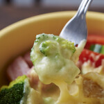 ``Raclette fondue'' made with milk and honey