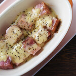 ``Thick-sliced bacon raclette'' where melted cheese is poured over thick-sliced bacon.