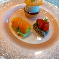 欧風レストラン巴 - 前菜1皿目・一つ一つが手の混んだお料理が並びます！！
                右の茶色はシイタケのムース！
                奥の白はモッツァレラチーズ。中にトマト！！ほんと細工が細かいお料理
                です！
