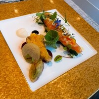 欧風レストラン巴 - 前菜2皿目・サーモンカルパッチョとサワラのタタキと。カルパッチョの下にもサワラの上にも沢山の食材やソース！！