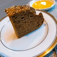 欧風レストラン巴 - ライ麦パン、お代わりOK！
                ホクホクした食感で皮はパリっ！粒粒の雑穀が混ざってるのかな、味があって美味しい(=^･^=)オリーブオイルと共に。