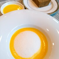 欧風レストラン巴 - 追加オーダーのスープ。パンプキンスープカプチーノ仕立て。凄い濃厚なカボチャの味がしっかり！！