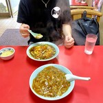 中華料理 豚々亭 - 手前 カツカレー / 奥 天津丼