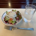 雄飛荘ロイアル - まずサラダが