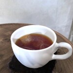 オヤツヤ ユーの喫茶 - ◆紅茶(ルイボスティーと花と果物のフレーバー：580円）・・大きめのカップにたっぷり。 お砂糖を入れなくても、ほんのり甘く美味しい紅茶。喉の渇きが癒やされましたよ。
