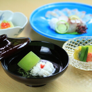 Enjoy our full-bodied kaiseki cuisine, where you can enjoy the flavors of the four seasons with all five senses.