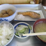 たつみ食堂 - ご飯小￥１７０、味噌汁￥１００、焼き鮭￥２７０、里芋煮￥２００