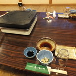 Morino Ohana - 小鉢と焼き用のタレと刺身醤油がセットされています。左端は溶岩プレート。これで焼きます。