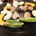 Morino Ohana - 鴨の脂だけでお肉や野菜・お餅を焼きます。餅が美味しい♪