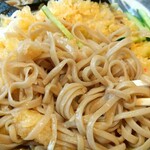 大川屋本店 - 天玉・胡瓜の千切り・お蕎麦を良い塩梅に混ぜて、お汁(つゆ)を良い塩梅に混ぜて浸していただきます。あー美味しい。