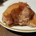 ベーカリーレストランサンマルク - 桜パン・中。