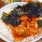 コッテジ - 石焼チーズタッカルビをご飯にかけて韓国海苔を混ぜて