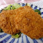 和食処 もと木 - 綺麗に揚げられたメンチとチキンカツ