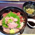 九州まぐろ - まるごと丼。マグロの皮が入った吸い物付きです。