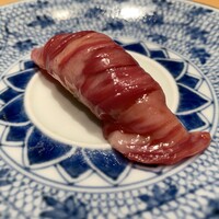 肉割烹 上 - 握り2種：漬け 三田牛 イチボ、とろたく 三田牛 サーロイン