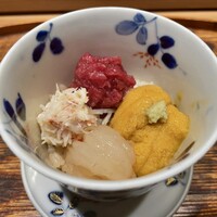 肉割烹 上 - 小丼：赤身肉 マルカワ 白海老紹興酒漬け 毛蟹 アオリイカ