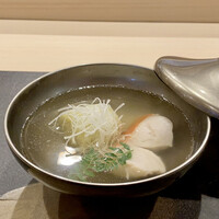 よし澤 - 高知の金目鯛と翡翠茄子のお椀
                    利尻昆布とマグロ節、鰹節のお出汁に薄らと金目鯛の脂がテラテラと、甘みがあります。翡翠茄子は一度素揚げに、茄子と油の相性は抜群です、金目鯛の身もふっくらといいお味です。