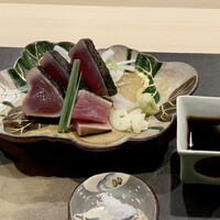 よし澤 - 鰹の藁焼き
                      初鰹らしいさっぱりとした味わいがこの時期の楽しみです。ニンニクスライスと山葵をのせ、塩で全ていただきましたが、ニンニクスライスの風味が活きてます。