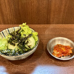 ホルモンちゃんスケ - 定食のサラダとキムチ