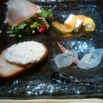 T - 前菜は４種盛り、東京の素材にこだわってます