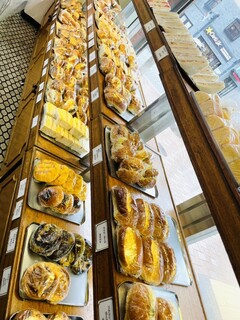 サンモリッツ名花堂 - 惣菜パンの数々。ずっと見ていられる…
