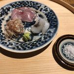 温石 - 駿河 泥障烏賊 4日寝かせ 自家製烏賊墨塩
      駿河 黒むつ 当日 茗荷を巻いて
      
      4日寝かした泥障烏賊は程よいねっとり感を醸して…何より自家製烏賊墨塩！旨味を加えた塩味はぴったり来ますね♪