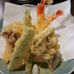 Ren-ya - 天ぷら盛り合わせ・・・海老、アスパラ、茄子、キクラゲなど、サクサクで美味しく揚げてある天ぷらでした！ 油が重くないので幾らでも食べられそうです。