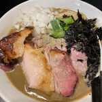 陽はまたのぼる - 赤い吊るしチャーシューはやっぱうますぎた！